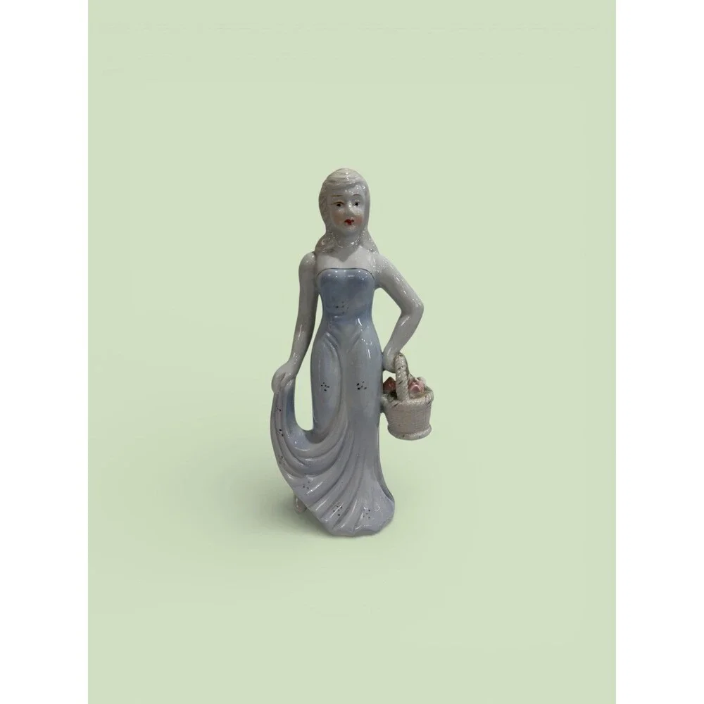 Figurine Figura de Porcelana Mujer con Canasta de Flores – Vintage